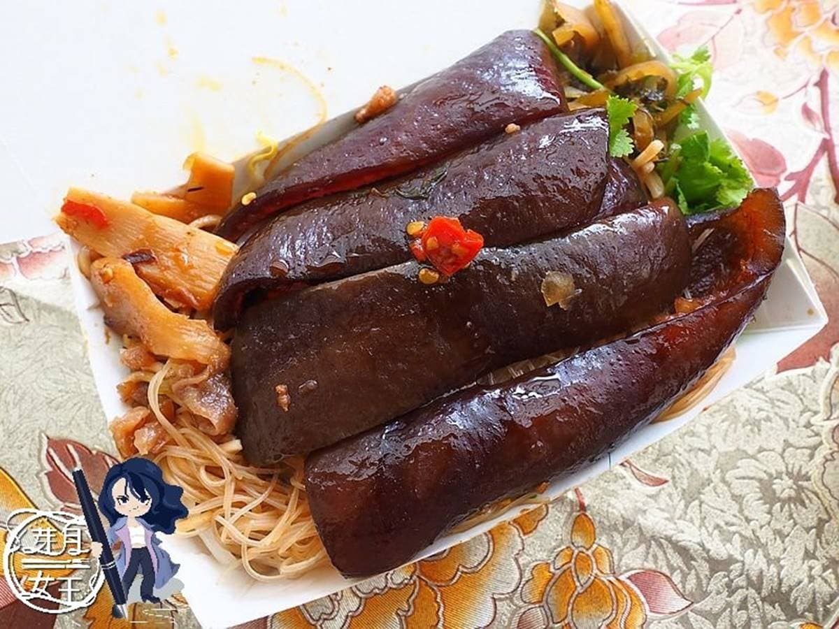 超級古早味炒麵!鋪兩大塊豬皮、淋鹹香肉燥,還加辣筍跟菜脯只要40元 超級古早味炒麵!鋪兩大塊豬皮、淋鹹香肉燥,還加辣筍跟菜脯只要40元