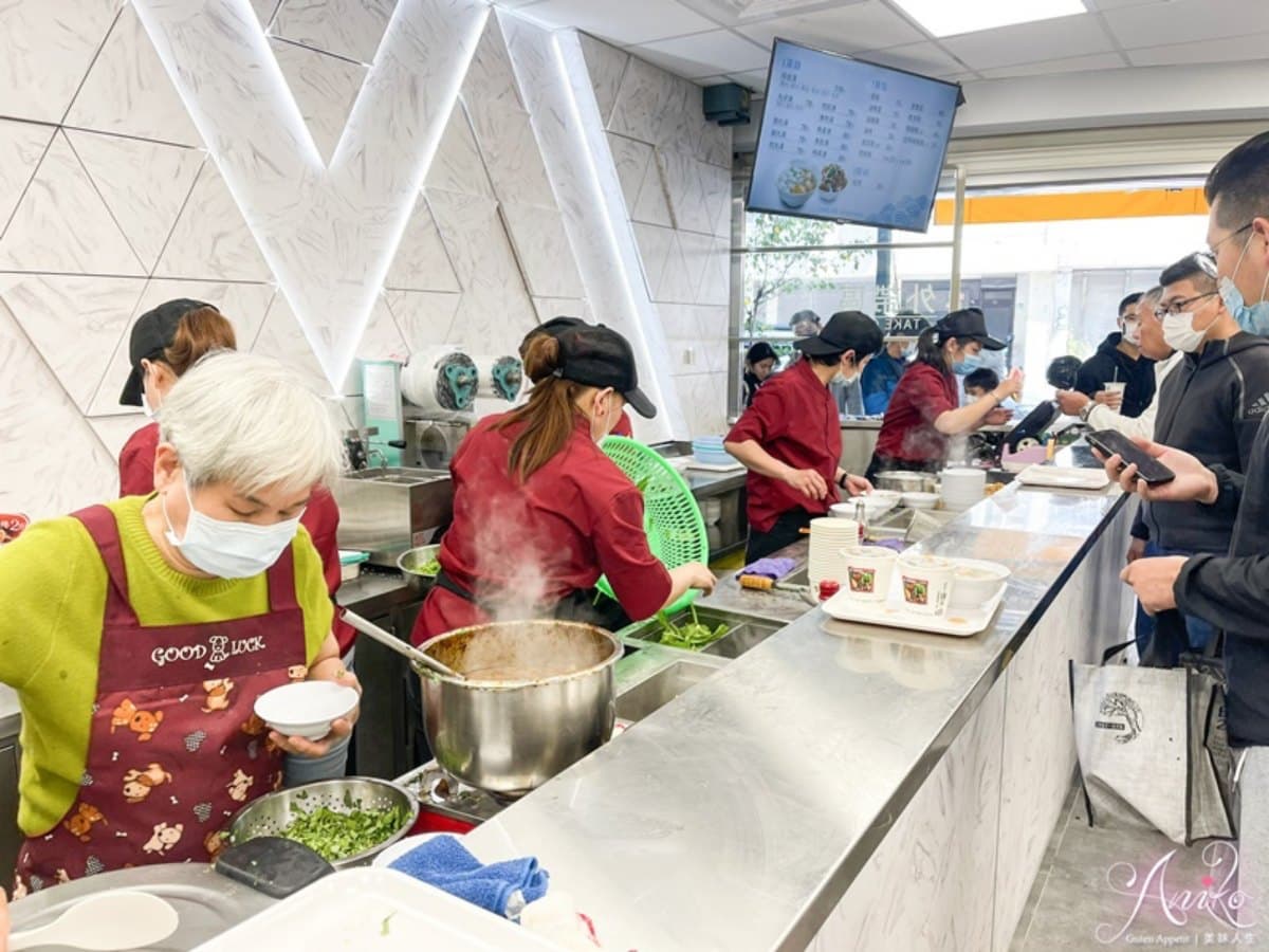 在地人早餐組合!台南80年老店必點肉燥飯+肉汁油條,澎派綜合湯1碗有5種配料 在地人早餐組合!台南80年老店必點肉燥飯+肉汁油條,澎派綜合湯1碗有5種配料