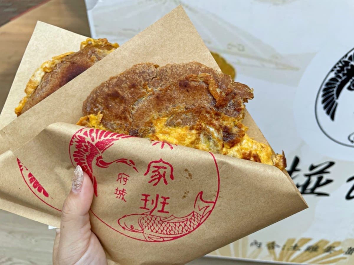 想吃要先上網查！台南傳統「麻油椪餅+煎蛋」鹹甜唰嘴，再加龍眼乾口感更豐富