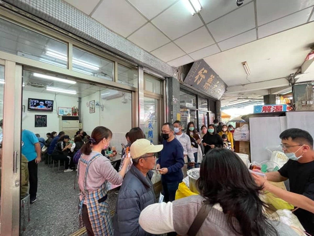 在地人早餐首選！台中老字號「蚵仔粥」飽滿鮮甜，酥脆紅燒肉、爆漿炸豆腐也超欠吃