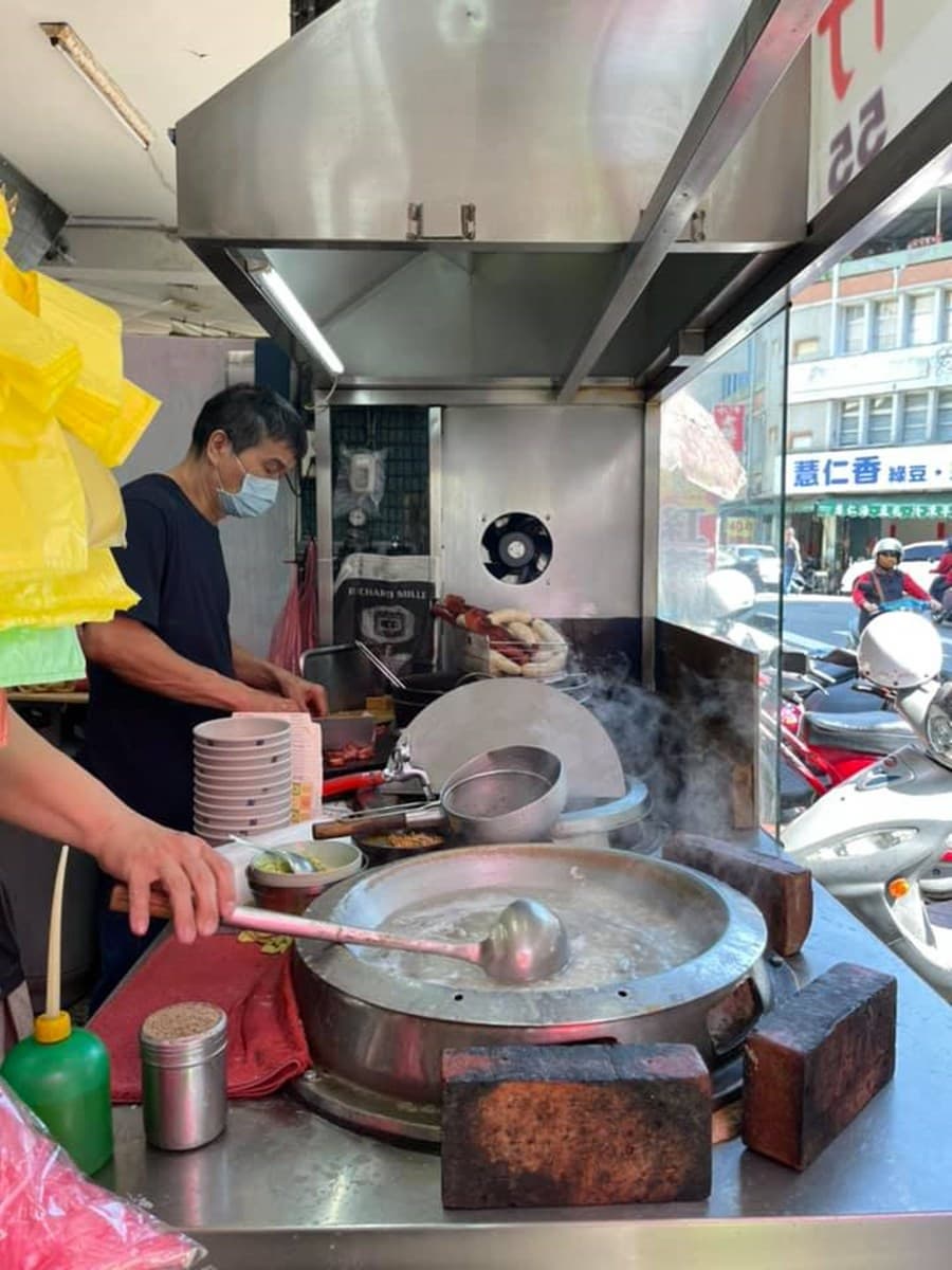 在地人早餐首選！台中老字號「蚵仔粥」飽滿鮮甜，酥脆紅燒肉、爆漿炸豆腐也超欠吃