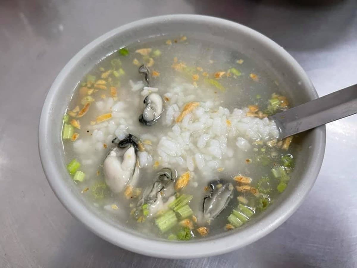 在地人早餐首選！台中老字號「蚵仔粥」飽滿鮮甜，酥脆紅燒肉、爆漿炸豆腐也超欠吃