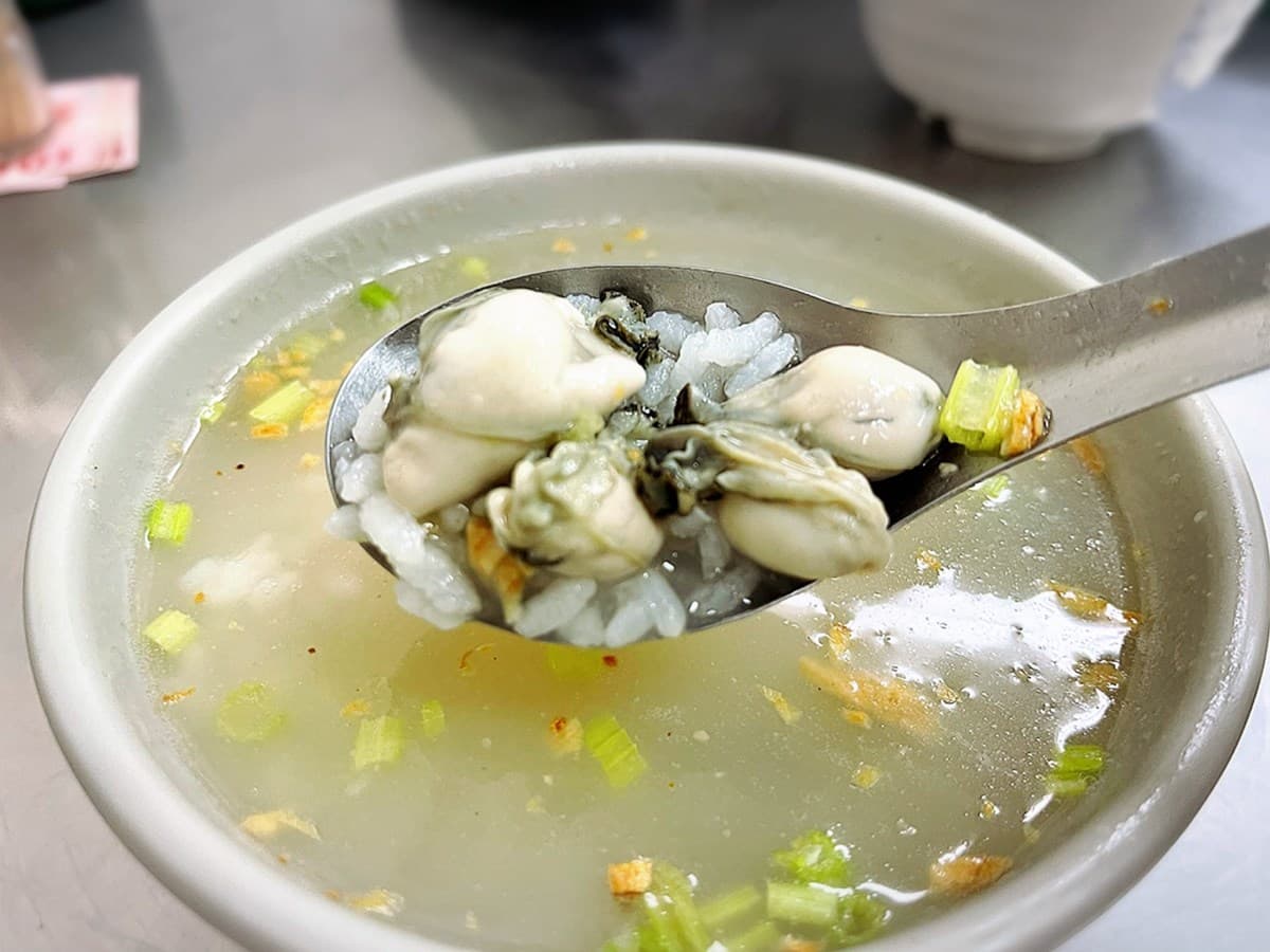 在地人早餐首選！台中老字號「蚵仔粥」飽滿鮮甜，酥脆紅燒肉、爆漿炸豆腐也超欠吃