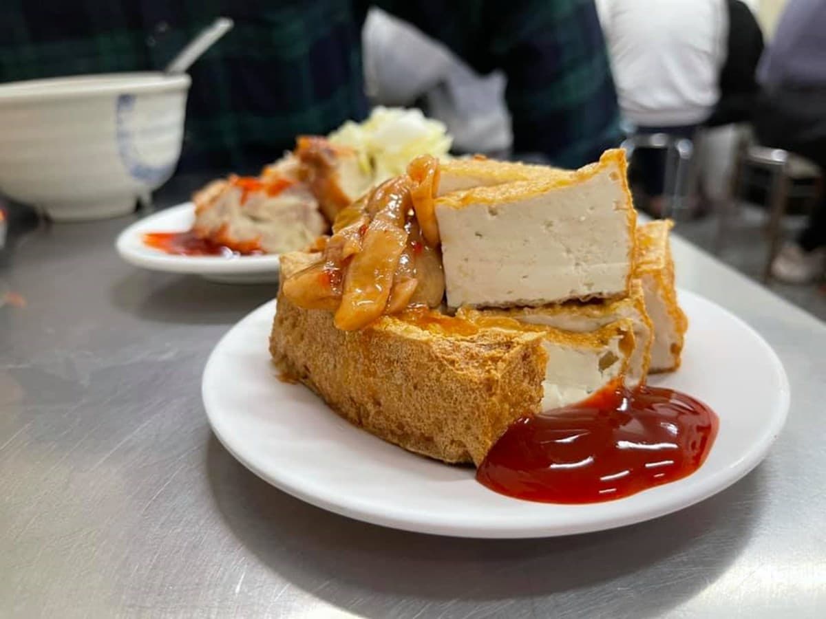 在地人早餐首選！台中老字號「蚵仔粥」飽滿鮮甜，酥脆紅燒肉、爆漿炸豆腐也超欠吃