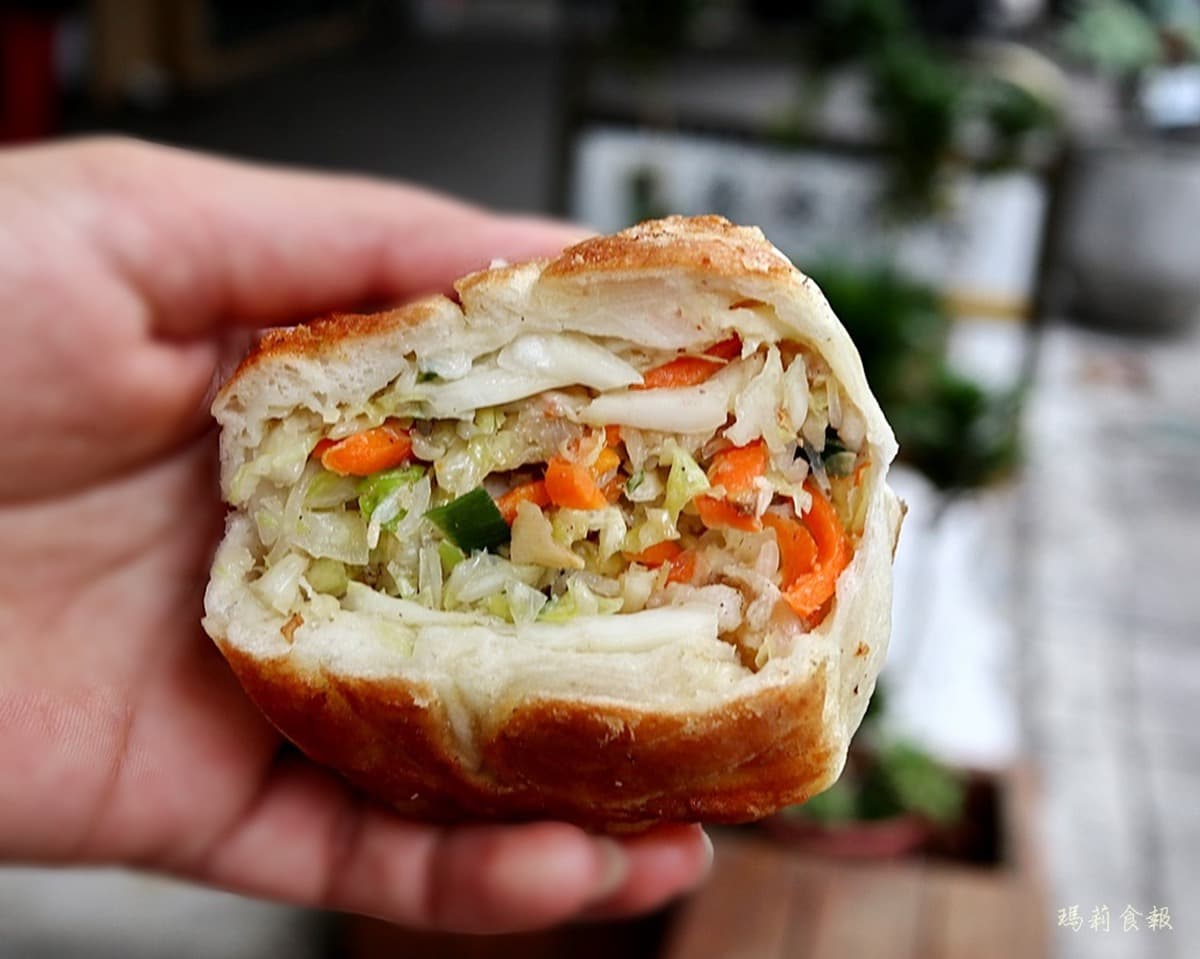 在地人的回憶！50年水煎包「高麗菜+冬粉」內餡超飽口，香脆酸菜堡冷了也好吃