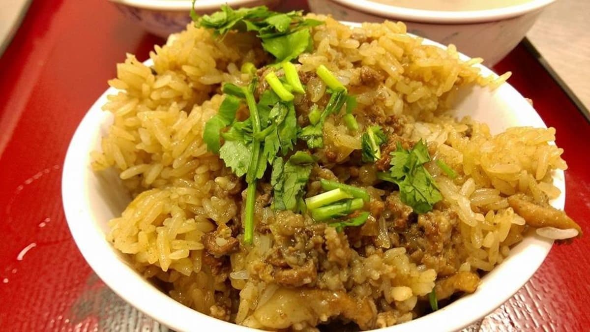 外送也好吃！老字號四神湯「雙管小腸」要配蒜苗醬，古早味油飯搭甜辣「粉紅醬」也必點