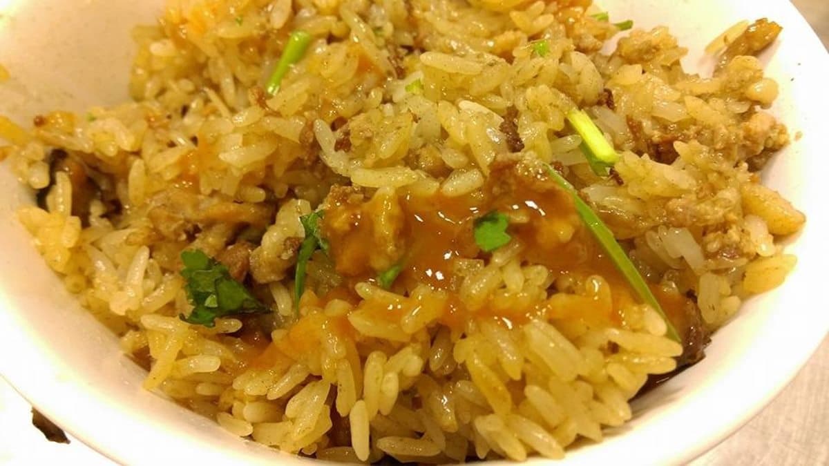 外送也好吃！老字號四神湯「雙管小腸」要配蒜苗醬，古早味油飯搭甜辣「粉紅醬」也必點