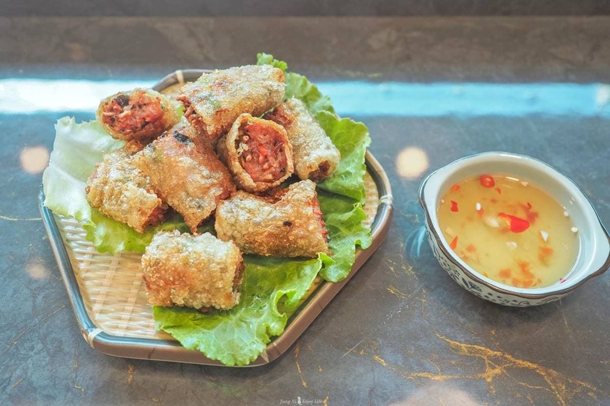 在家爽吃東南亞菜！越式咖啡廳「招牌牛河」又酸又辣超開胃，道地炸春捲蘸魚露醬最對味