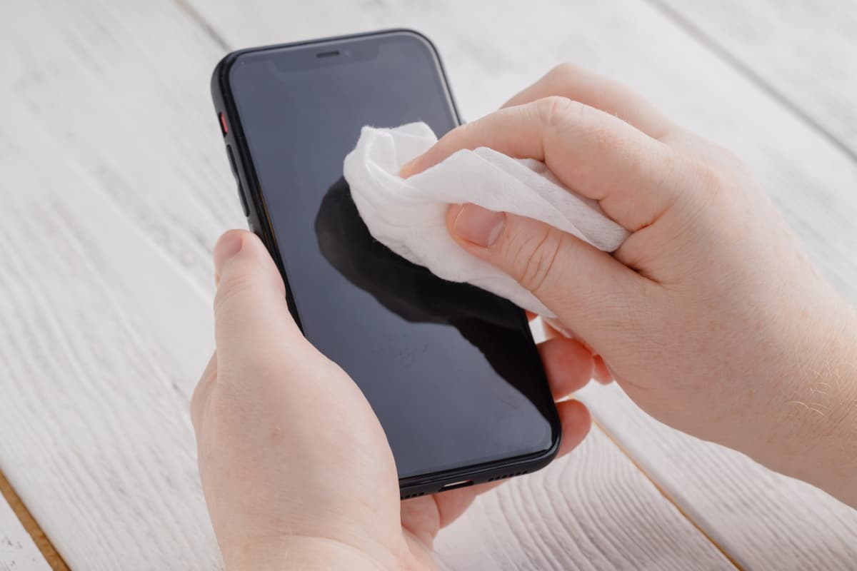 別再拿酒精噴手機！Apple、三星「手機消毒」方式一次看，未關機、用紙巾擦拭超NG