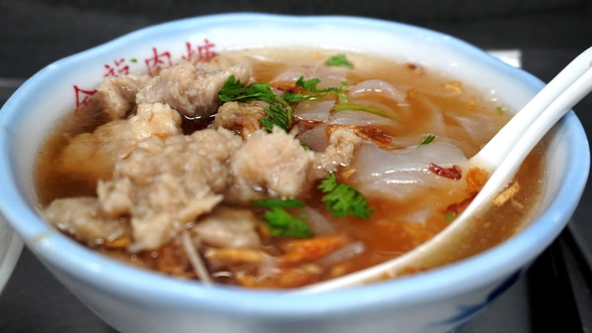 外帶老字號！45年古早味肉羹脆口有嚼勁，鹹中帶甜滷豬腳晚來買不到