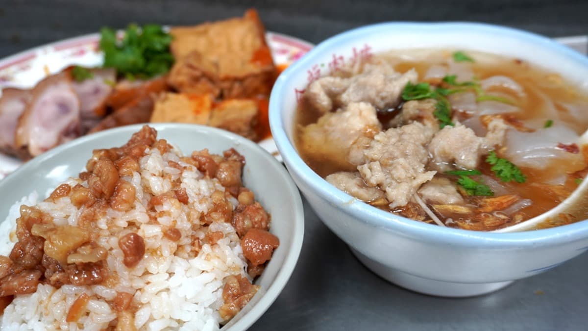 外帶老字號！45年古早味肉羹脆口有嚼勁，鹹中帶甜滷豬腳晚來買不到
