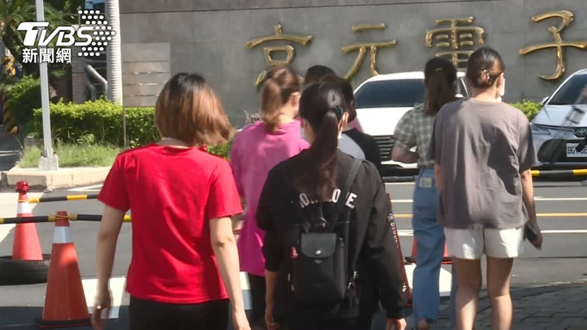 校正回歸創新低、6/7不再公布!本土確診增476例,苗栗群聚感染「比想像中嚴峻」 校正回歸創新低、6/7不再公布!本土確診增476例,苗栗群聚感染「比想像中嚴峻」