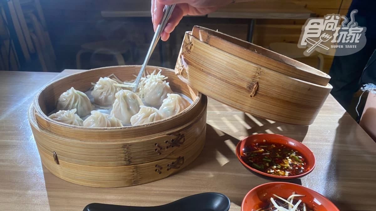 不輸鼎泰豐！人氣湯包一咬爆肉餡，「土雞、黑毛豬骨」熬製湯汁超鮮甜