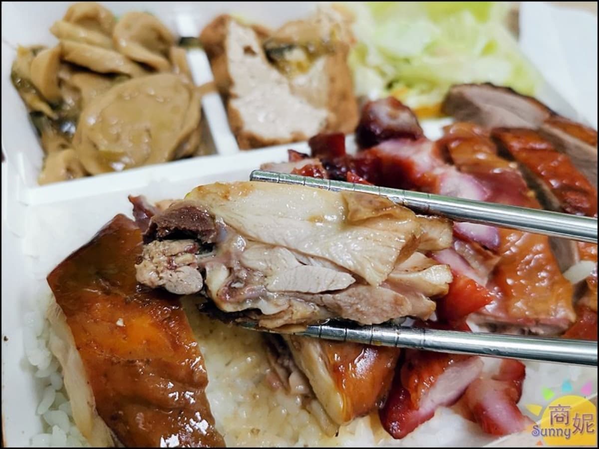 網推超人氣燒臘店!選擇困難症先嗑大分量「三寶飯」,秒殺級烤鴨腿晚來吃不到 網推超人氣燒臘店!選擇困難症先嗑大分量「三寶飯」,秒殺級烤鴨腿晚來吃不到