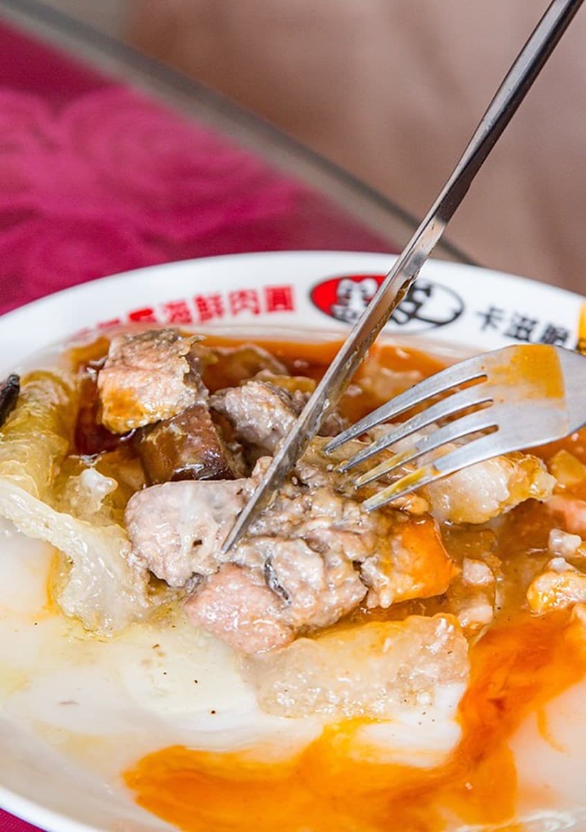 比臉還大!30年海鮮餐廳暴紅「巨無霸肉圓」得用刀叉吃,滿滿8種餡料1顆只要90元 比臉還大!30年海鮮餐廳暴紅「巨無霸肉圓」得用刀叉吃,滿滿8種餡料1顆只要90元