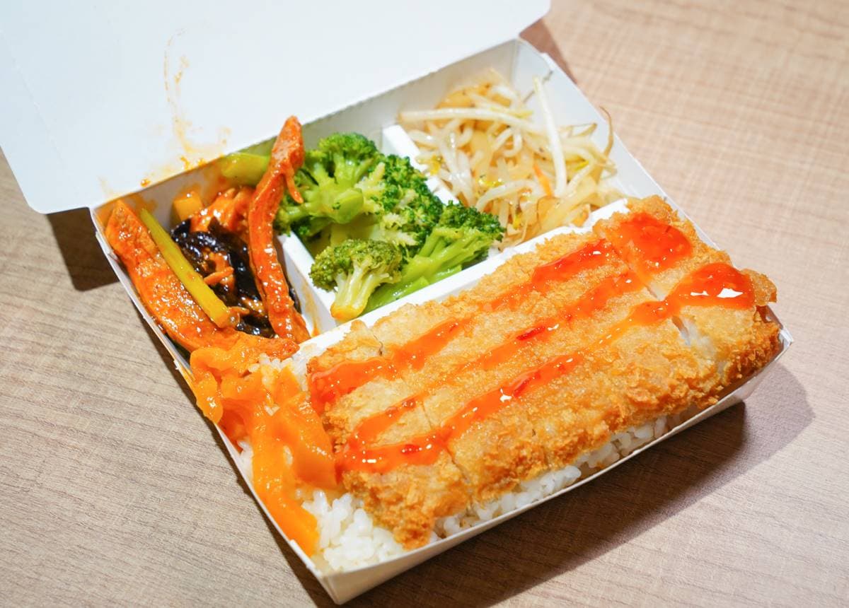 超狂牛排館！６盎司「炙燒沙朗」餐盒只要189元，巨無霸魷魚飯晚來吃不到