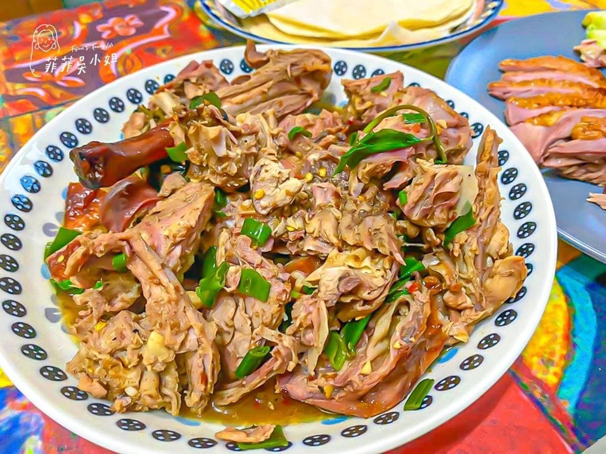 想吃先預訂！25年「古法祕製烤鴨」皮酥肉嫩不乾柴，炒鴨架香到連骨頭也想吞掉