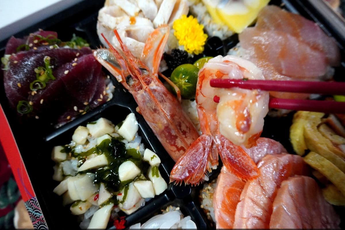 外帶日料再+1!高CP值「九宮格便當」有大塊鮭魚、天使蝦,超入味老滷東坡肉也必嘗 外帶日料再+1!高CP值「九宮格便當」有大塊鮭魚、天使蝦,超入味老滷東坡肉也必嘗