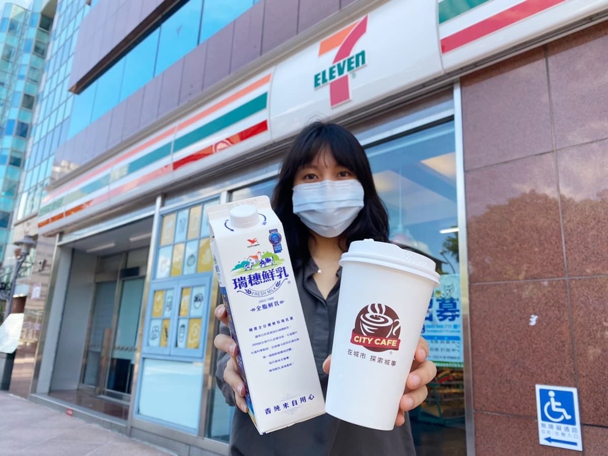 超商ATM領「孩童家庭防疫補貼」加碼好康一次看！7-11推第２件５折、全家咖啡有折扣