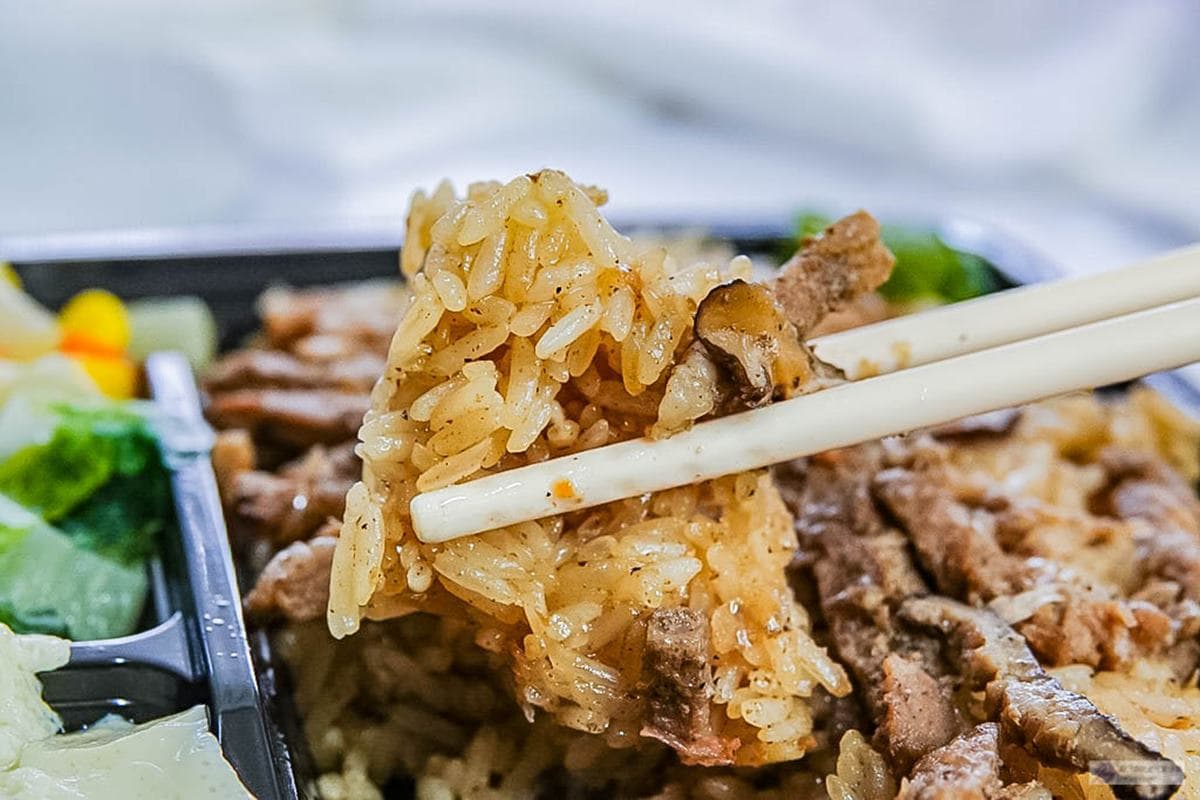 CP值超高！桃園６家百元大分量便當：４拼燒臘飯、50元排骨飯、多達18款主菜