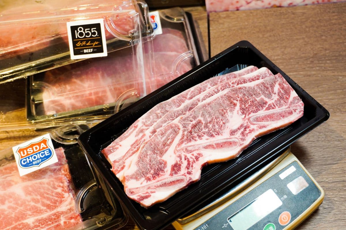 人氣燒肉店變身「肉鋪」專賣店！帶骨牛小排、究好豬、雞腿肉外帶５折，海鮮包47折