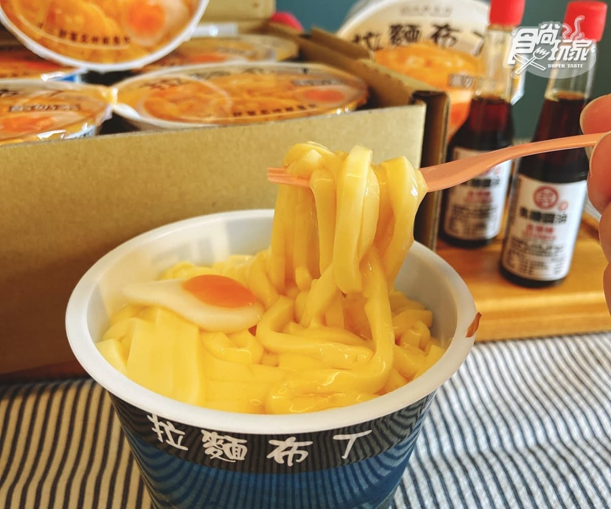 IG夯爆「拉麵布丁」萌翻！咕溜麵條＋荷包蛋超逼真，加碼「荷包蛋布丁」水桶造型太Ｑ