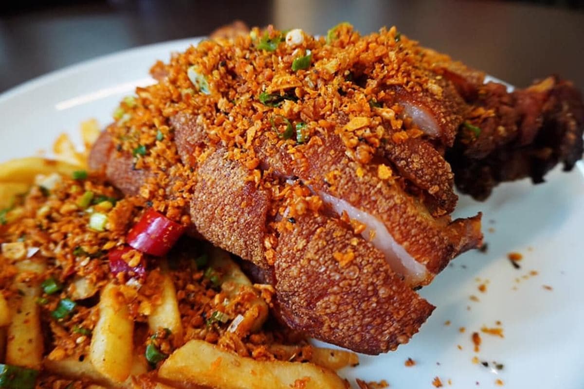 １人開吃！自然發酵「酸菜白肉鍋」外帶獨享餐只要140元，「椒鹽豬腳」外酥內嫩也必點