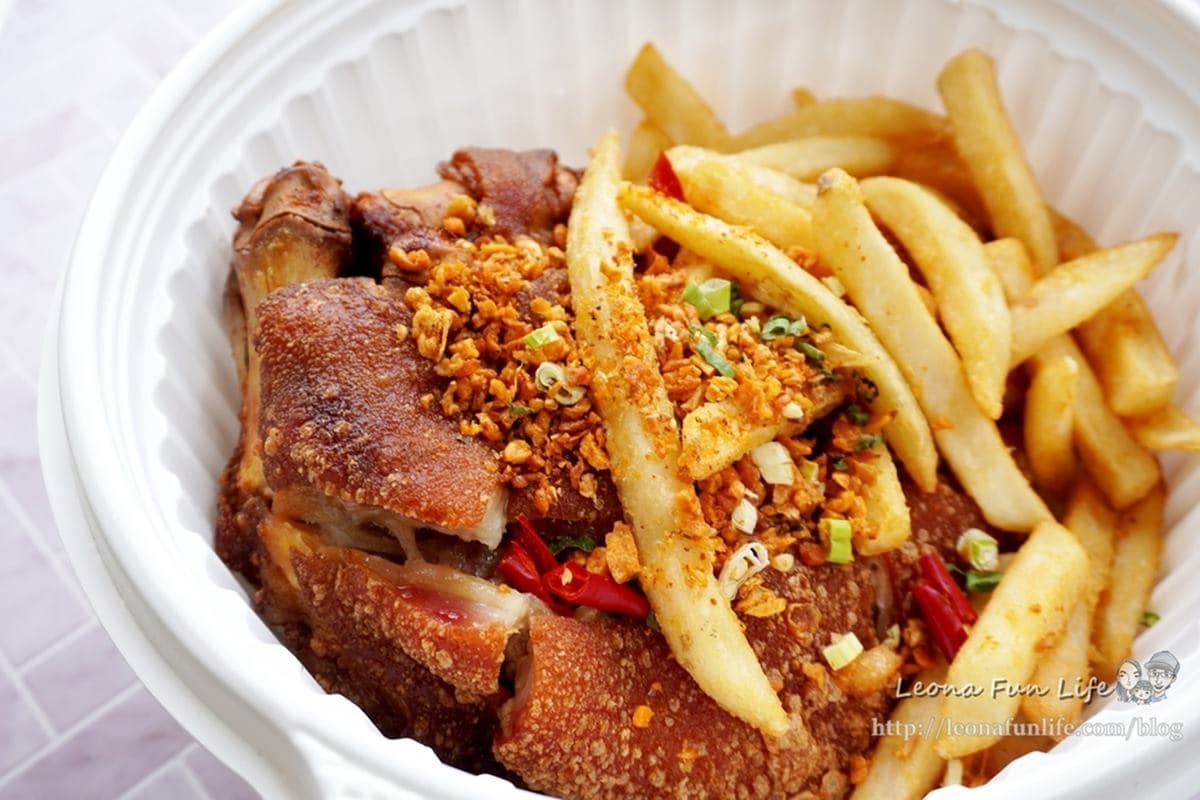 １人開吃！自然發酵「酸菜白肉鍋」外帶獨享餐只要140元，「椒鹽豬腳」外酥內嫩也必點
