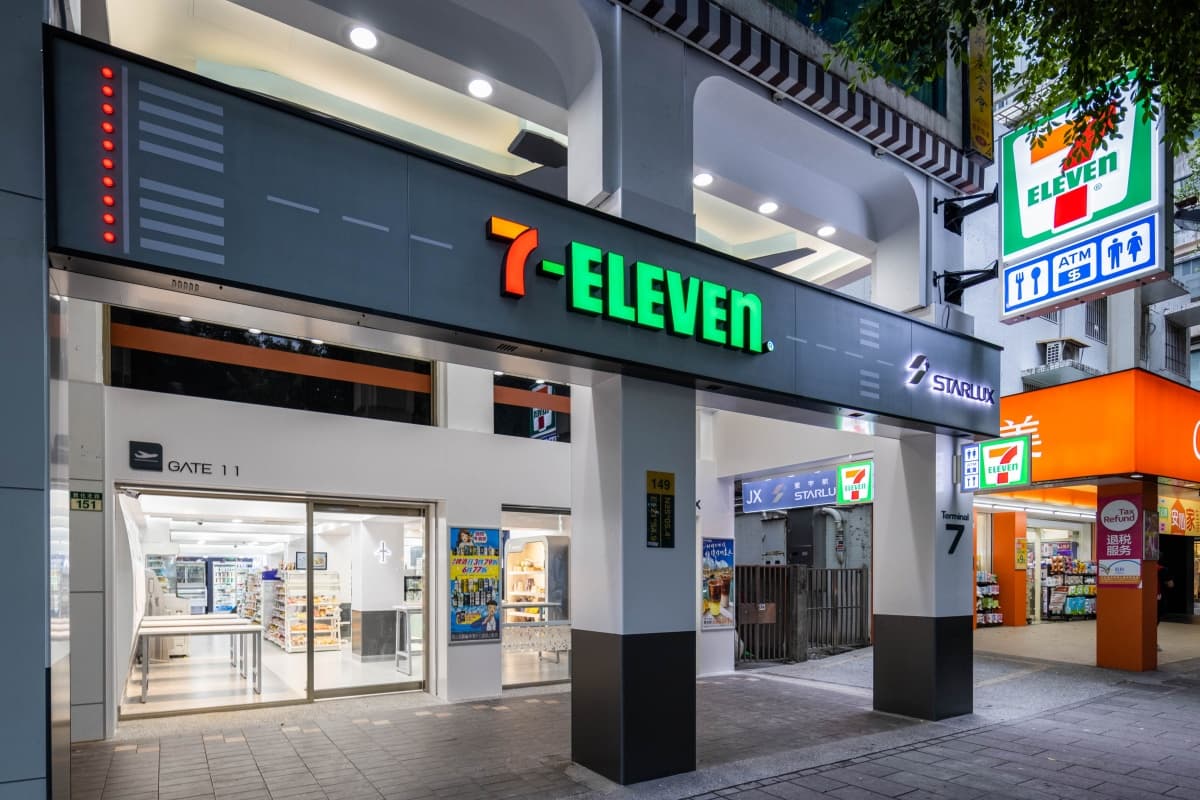 航空迷必朝聖！7-11打造全台首間「星宇航空主題店」，機場航廈、擬真飛機超吸睛