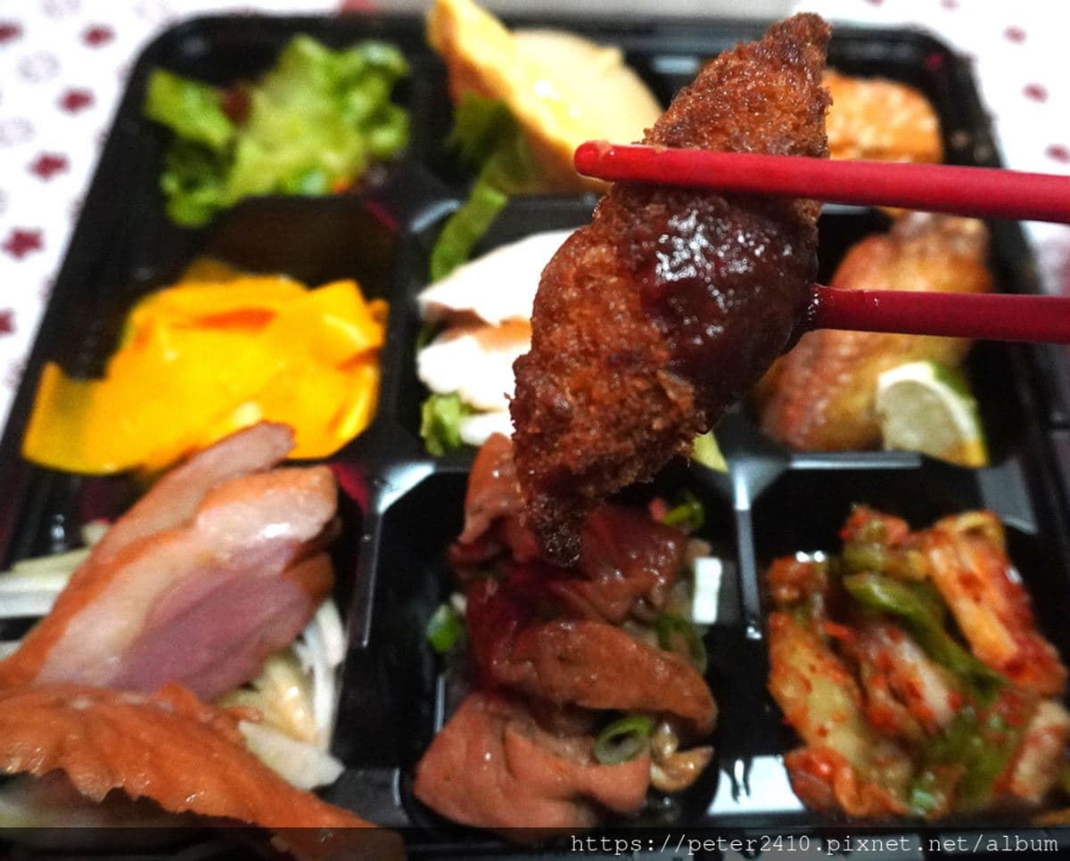 菜色每天換！韓式餐廳推「九宮格無菜單便當」只要180元，泡菜午餐肉「摺疊飯糰」口感超豐富
