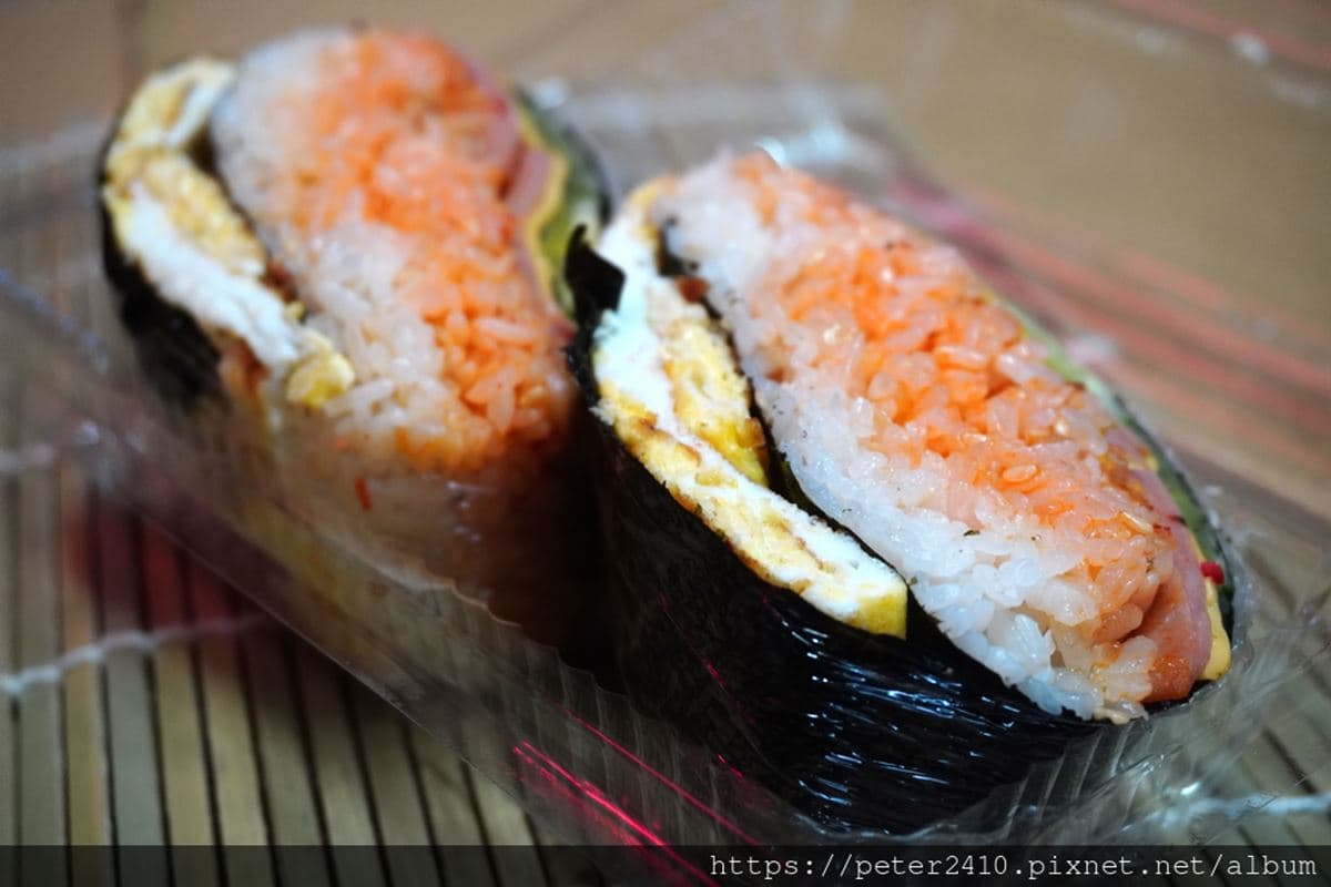 菜色每天換！韓式餐廳推「九宮格無菜單便當」只要180元，泡菜午餐肉「摺疊飯糰」口感超豐富