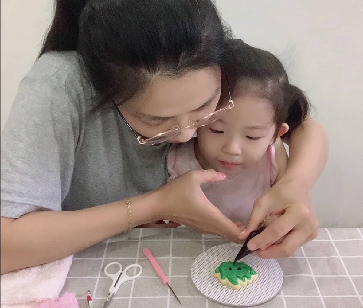 小孩一起動手做!烘焙坊推「DIY材料包」簡單好上手,將「角落生物」1秒變身糖霜餅乾 小孩一起動手做!烘焙坊推「DIY材料包」簡單好上手,將「角落生物」1秒變身糖霜餅乾