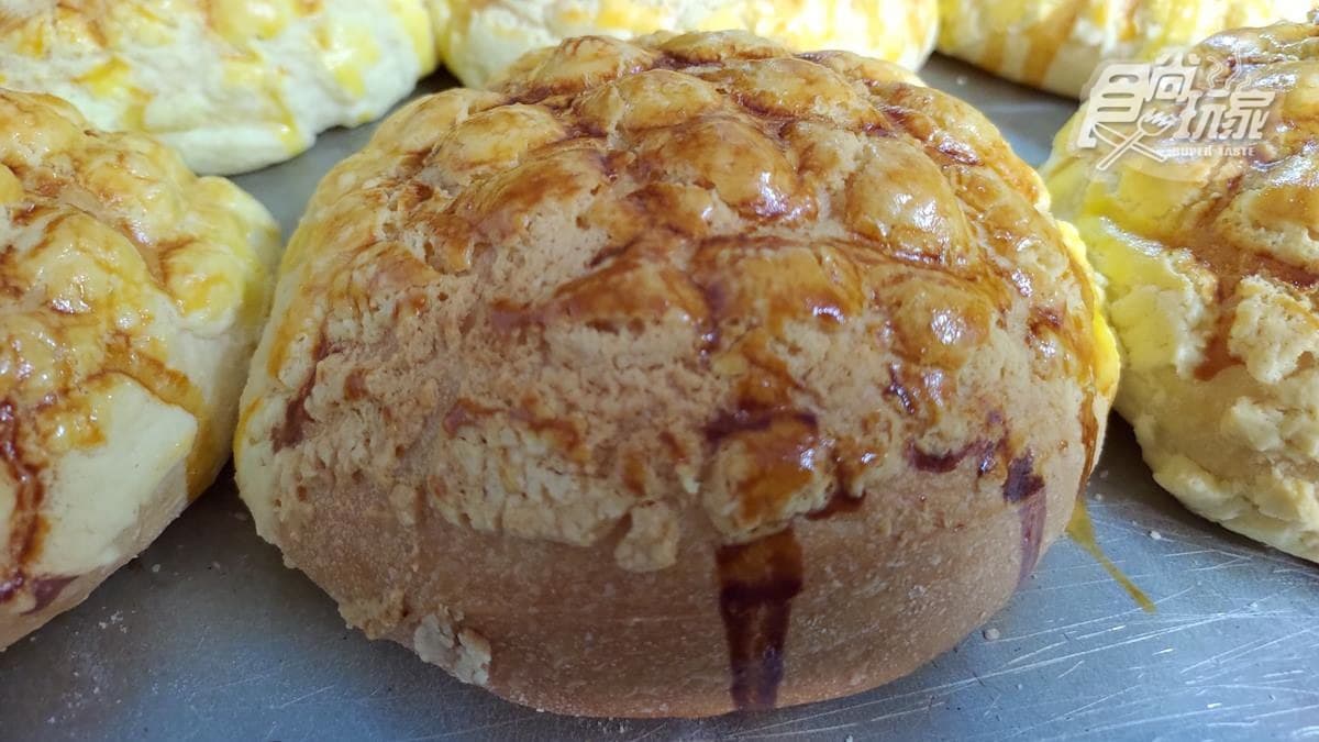 想吃先排隊！40年人氣「菠蘿麵包」一咬就爆漿，草莓、花豆口味也必嘗