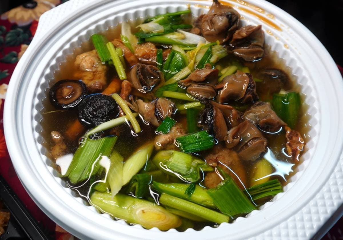 153元嗑雙主菜！老字號飯店「防疫便當」先嘗鮮嫩蒲燒鰻，加購必點招牌「魷魚螺肉蒜」