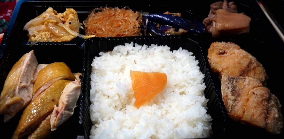 153元嗑雙主菜！老字號飯店「防疫便當」先嘗鮮嫩蒲燒鰻，加購必點招牌「魷魚螺肉蒜」