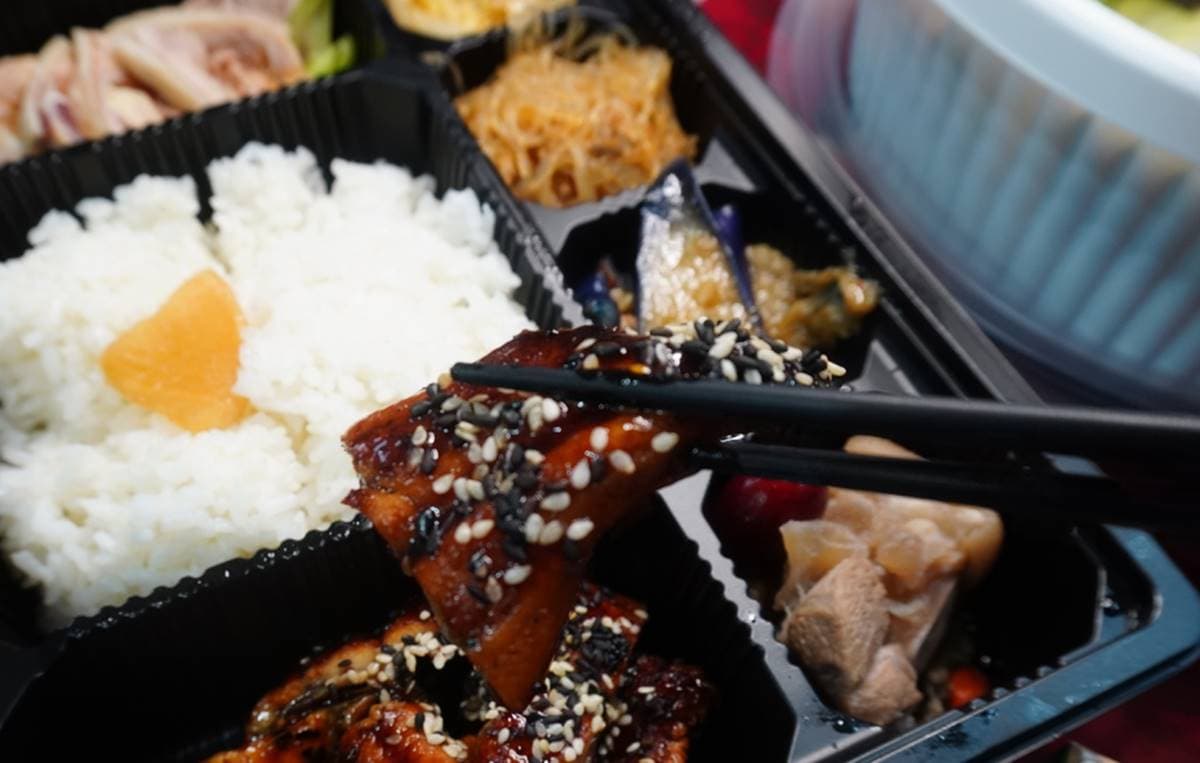 153元嗑雙主菜！老字號飯店「防疫便當」先嘗鮮嫩蒲燒鰻，加購必點招牌「魷魚螺肉蒜」
