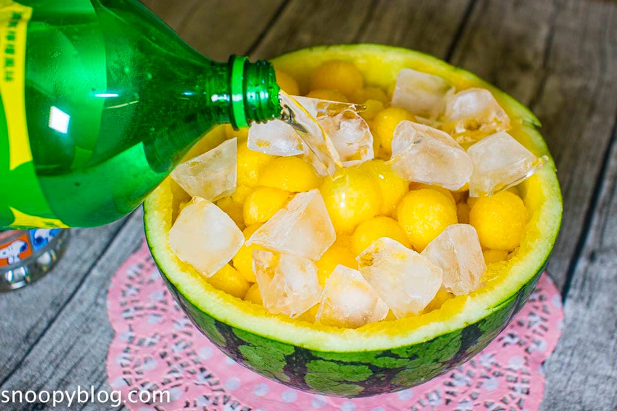 超夯韓劇吃法！DIY網美飲品「冰鎮西瓜雪碧」２步驟就完成，再加造型冰塊更有FU