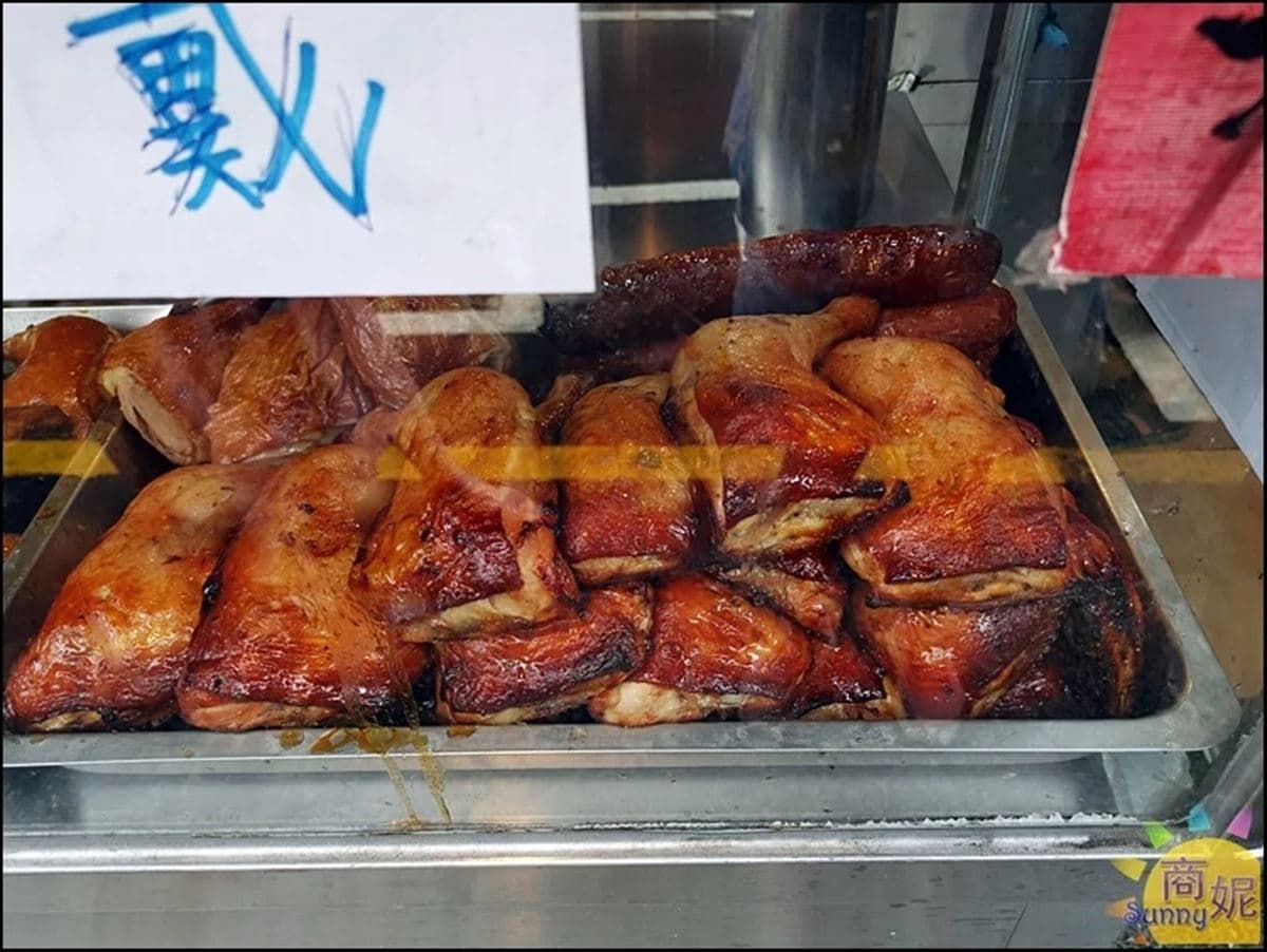 大分量燒臘再+１！網推「烤鴨飯」便當盒一半都放肉，一整隻烤鴨頭只要10元