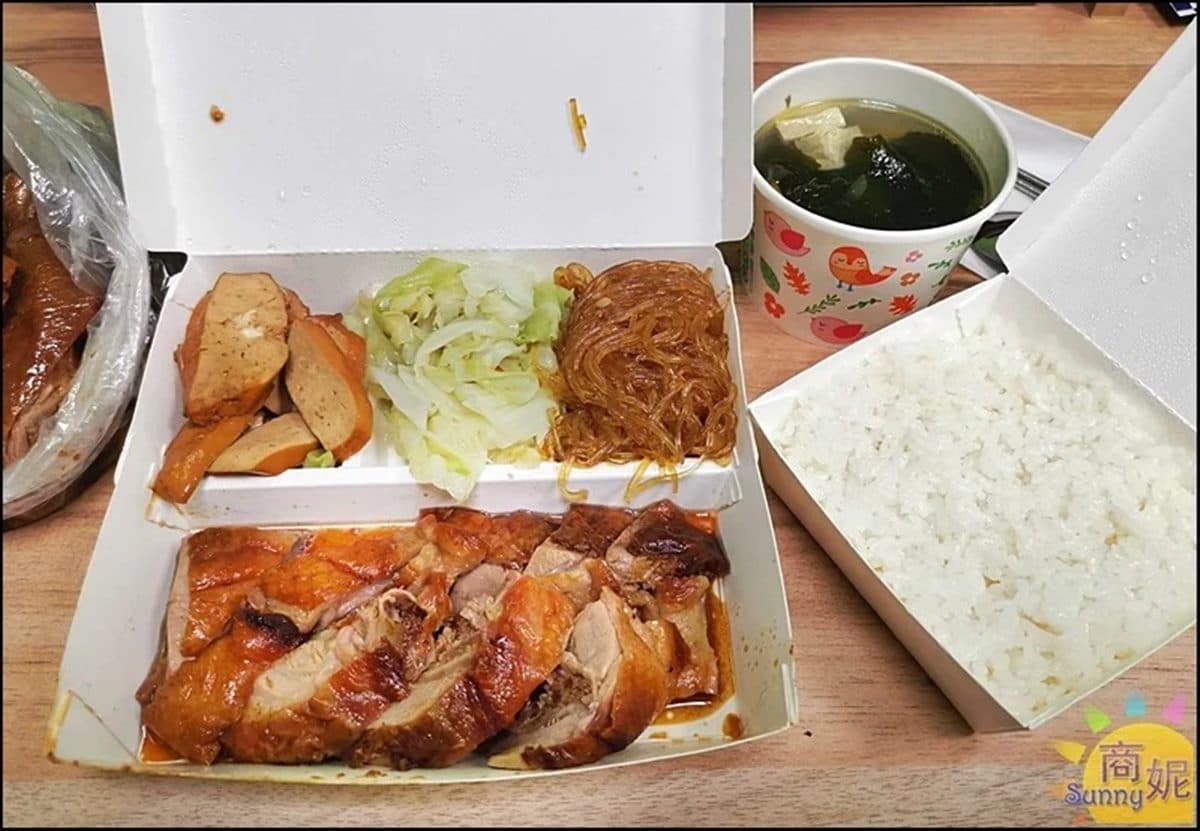 大分量燒臘再+１！網推「烤鴨飯」便當盒一半都放肉，一整隻烤鴨頭只要10元