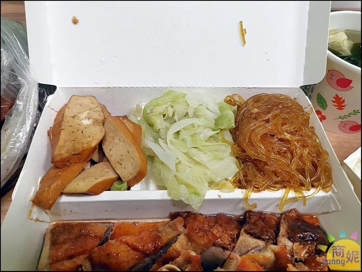 大分量燒臘再+１！網推「烤鴨飯」便當盒一半都放肉，一整隻烤鴨頭只要10元