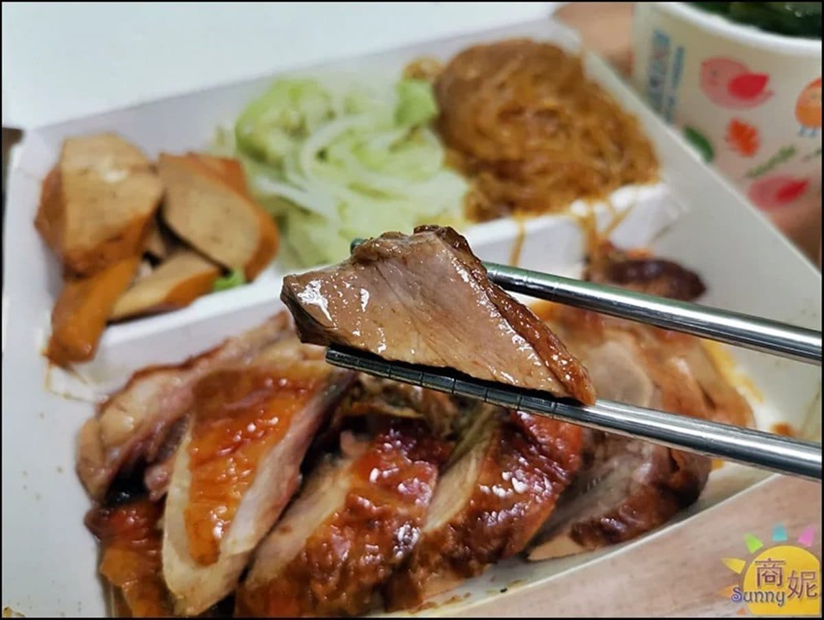 大分量燒臘再+１！網推「烤鴨飯」便當盒一半都放肉，一整隻烤鴨頭只要10元