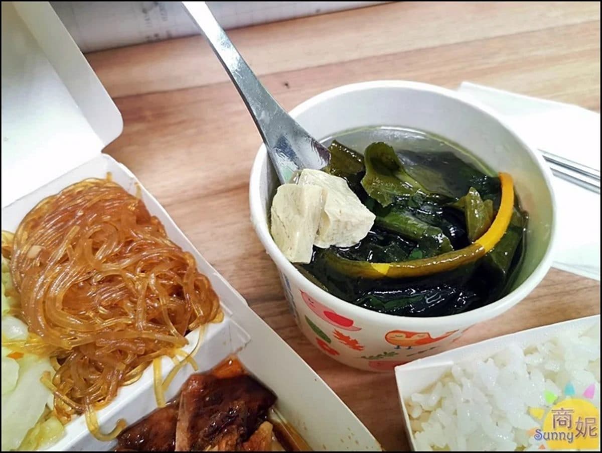 大分量燒臘再+１！網推「烤鴨飯」便當盒一半都放肉，一整隻烤鴨頭只要10元