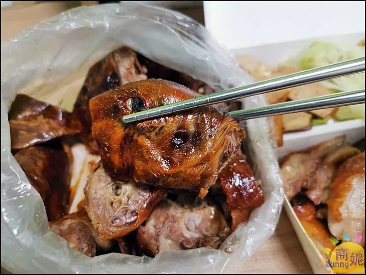 大分量燒臘再+１！網推「烤鴨飯」便當盒一半都放肉，一整隻烤鴨頭只要10元