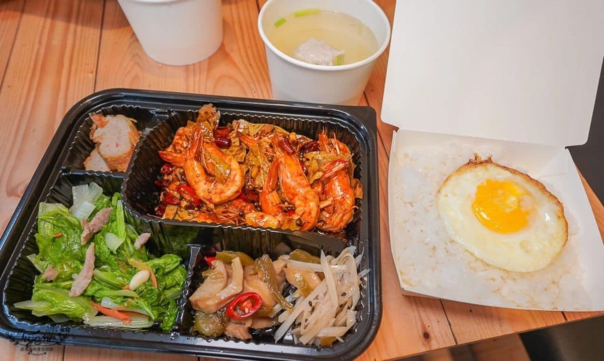 台日混搭！炊飯專賣店推「香Q釜鍋飯+台菜」餐盒，先嗑醬燒嫩雞、隱藏版「辣味燒蝦」