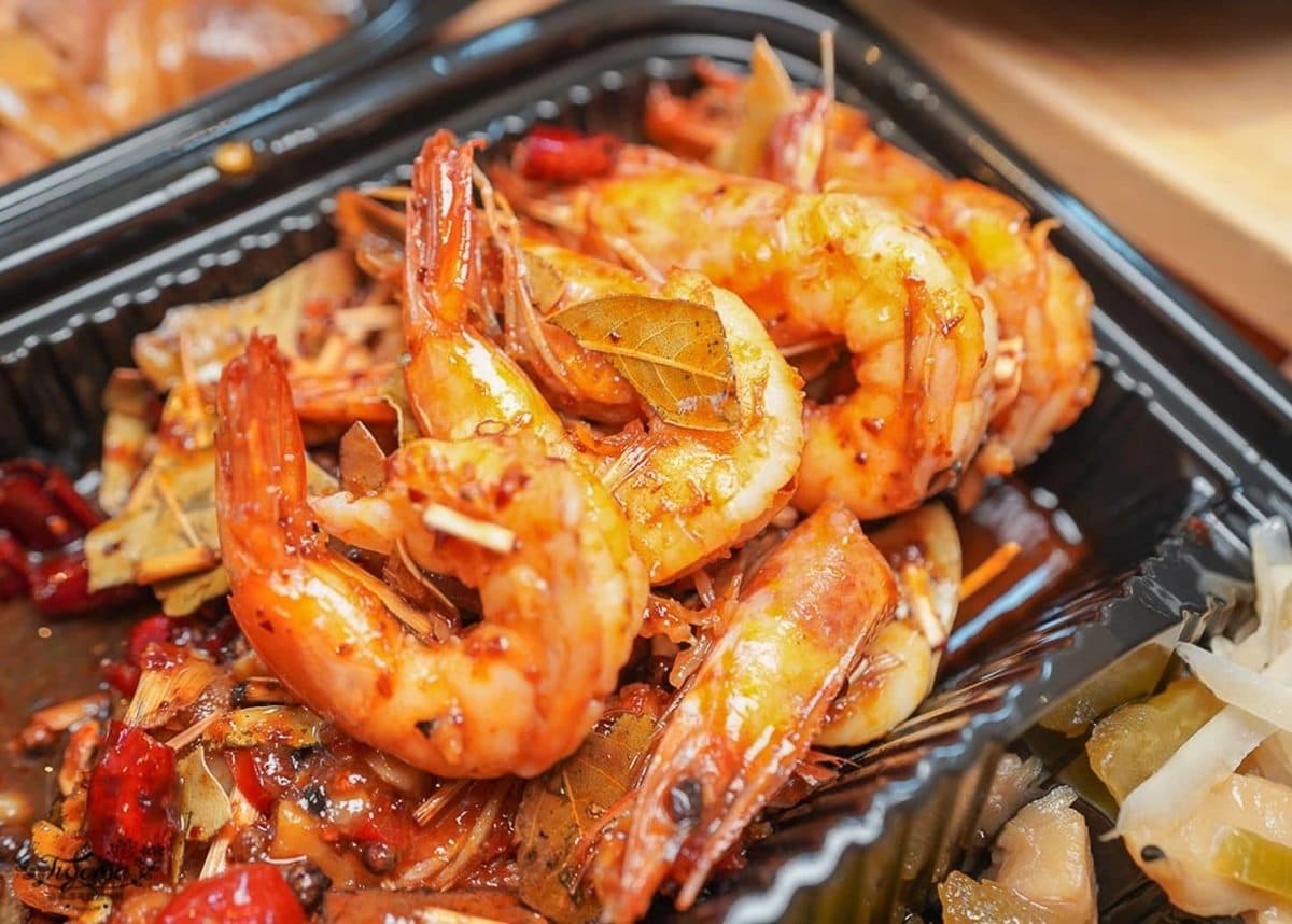台日混搭！炊飯專賣店推「香Q釜鍋飯+台菜」餐盒，先嗑醬燒嫩雞、隱藏版「辣味燒蝦」