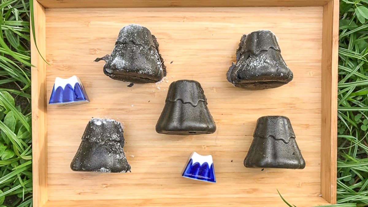 限定的「黑山雞蛋糕」，使用竹炭麵糊製作。（圖片來源：跟著尼力吃喝玩樂）