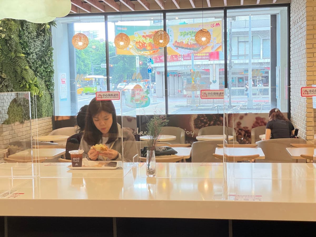 ４大速食微解封不同調！麥當勞、頂呱呱持續「暫停內用」，摩斯、漢堡王「有條件開放」
