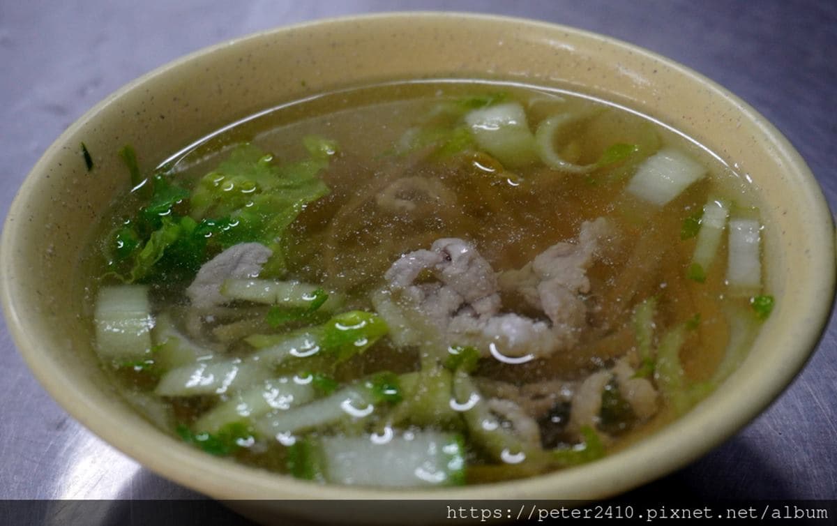 不沾醬也好吃!47年老字號「手工水餃」內餡飽滿會噴汁,再搭料多酸辣湯更對味 不沾醬也好吃!47年老字號「手工水餃」內餡飽滿會噴汁,再搭料多酸辣湯更對味