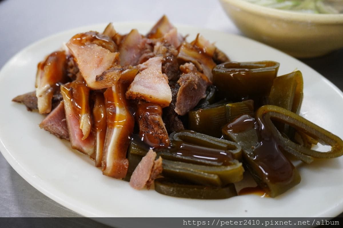 不沾醬也好吃!47年老字號「手工水餃」內餡飽滿會噴汁,再搭料多酸辣湯更對味 不沾醬也好吃!47年老字號「手工水餃」內餡飽滿會噴汁,再搭料多酸辣湯更對味