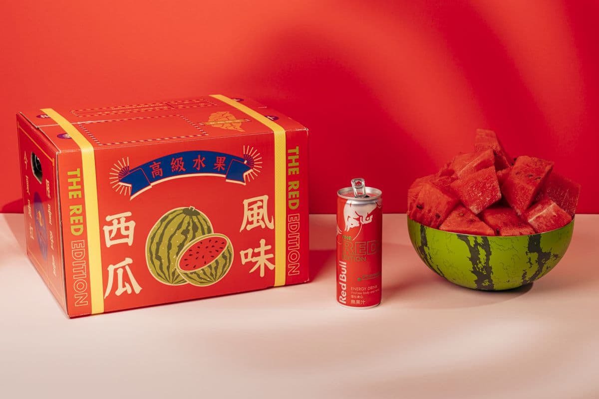 愈台愈愛!紅牛新夏日限定「Red Bull西瓜風味」,加碼抽在地水果箱、西瓜大碗公 愈台愈愛!紅牛新夏日限定「Red Bull西瓜風味」,加碼抽在地水果箱、西瓜大碗公